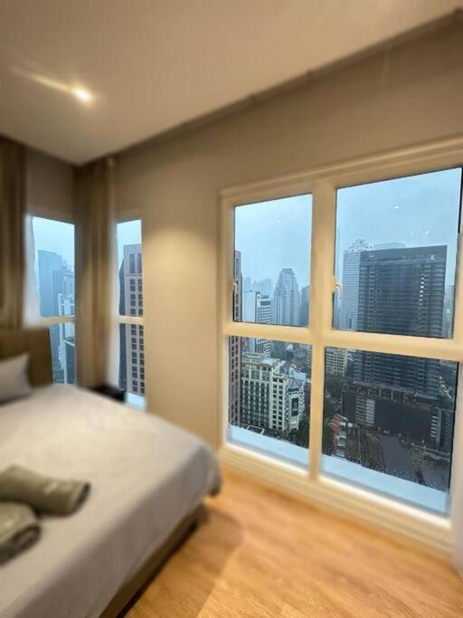 Q2 2-4pax Monorail-pavilionkl Bukit Bintang Klcc Kuala Lumpur